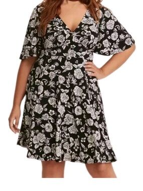 Black-and-white floral flutter sleeve dress
4x N1